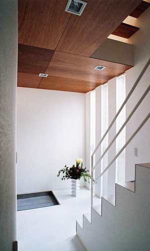 縦長の天井高まである3つの窓から、たおやかな光が心地よく入る玄関