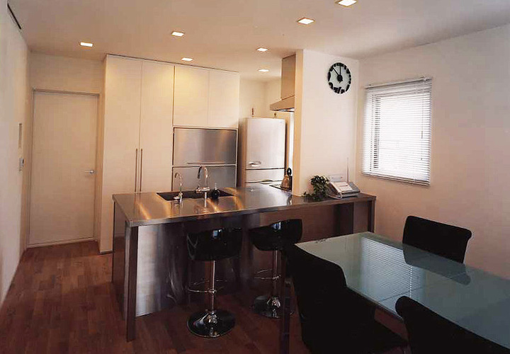 シックな色合いとステンレスカラーでまとめた、無駄を省いた美しいダイニング・キッチン