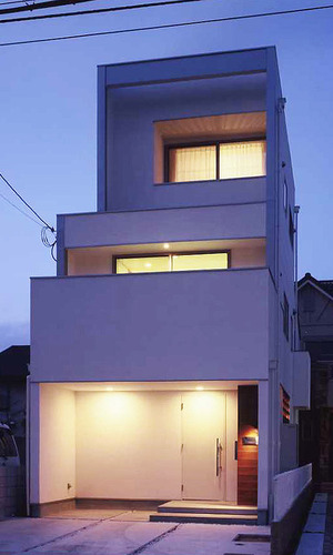 段差のある箱のような、庇を外観にうまく取り入れたシンプルな外観