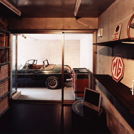 ガレージにある愛車を眺めながら、思う存分趣味に没頭できる趣味室