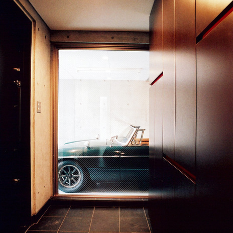 玄関を入ると、フィックス窓から、ガレージにあるお気に入りの車を眺められる