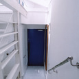 爽やかな白い空間に、真っ青な玄関扉が空間を引き締める玄関ホール