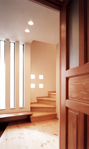 光を取り入れる窓を小さく小分けにし、デザイン性をプラスした玄関ホール