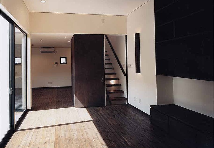 深みのある色合いでまとめた、シンプルモダンなリビング