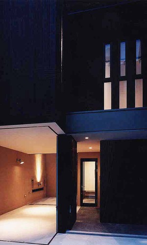 隣地住宅が接近している悪条件のため、ファサードからの光は少なめに設計された外観