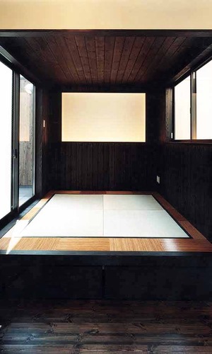 両面窓を設け抜群の風通しを得た、凛とした空気の流れる和室