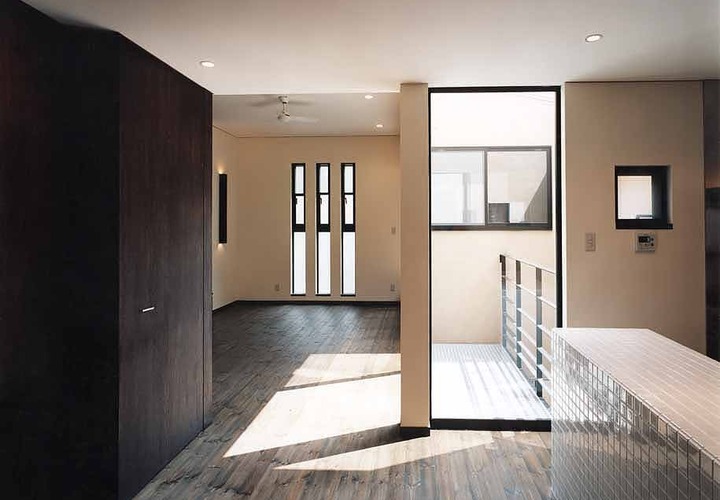 深みのあるフローリングをキュッと引き締める、黒枠サッシの窓