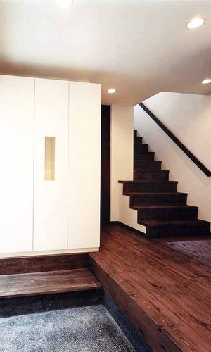 玉砂利洗い出しなど、伝統的な和の素材を要所要所で活用した玄関ホール