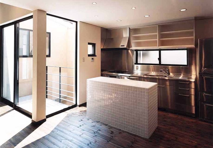 オールステンレスのキッチンをやんわりと隠す、白タイルで出来た造作キッチン作業台