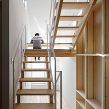 狭小住宅だからこそスキップフロアーを　階段が図書館な住まい　：　聚楽廻の住宅