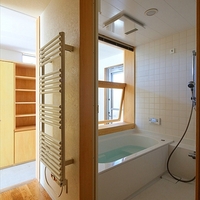 大きな木製窓のある浴室