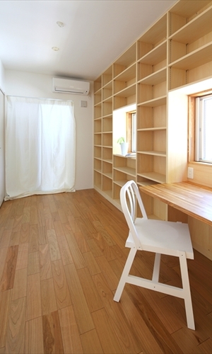 白い家具が映える自然素材の空間