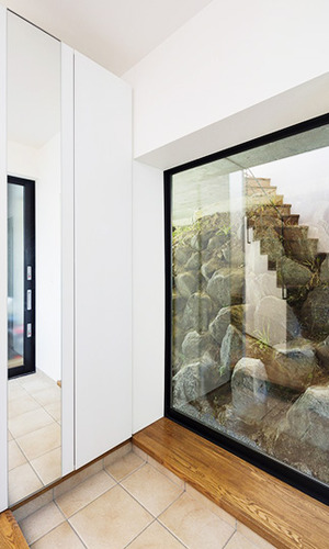 和の趣あふれる石造りの階段を臨む玄関