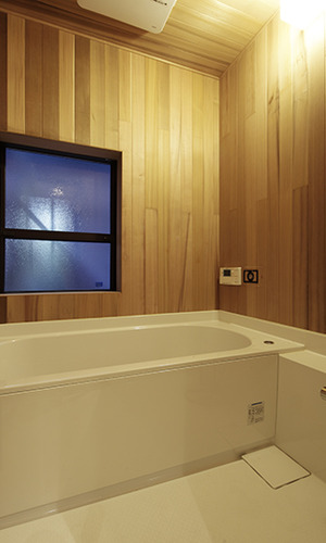 木材壁の癒しの浴室