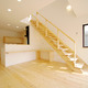 無垢材の床。温もりのある優しい印象のLDK。木製リビング階段