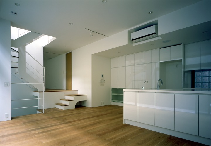 床材、扉材をナチュラルに、キッチンは壁と同色でナチュラルモダンに..