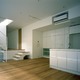 床材、扉材をナチュラルに、キッチンは壁と同色でナチュラルモダンに..