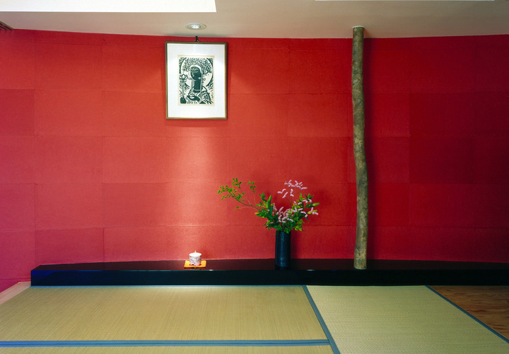 朱い壁は、この部屋のために漉いた和紙。昔から使っていた手あぶりと同じ色。