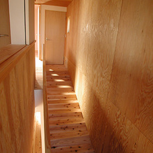 スロープ階段の家