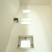 階段のスクエア小窓