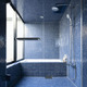 青いタイルで統一された浴室
