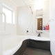 曲線の柔らかい雰囲気の浴室