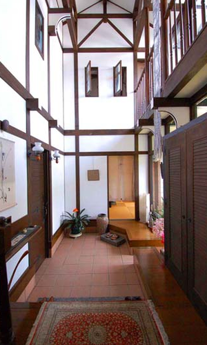 吹き抜けのある玄関と和室の入口