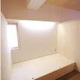 コーニス照明による明るい寝室