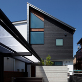 黒の焼杉と大開口が象徴的な2世帯住宅｜桜川の家