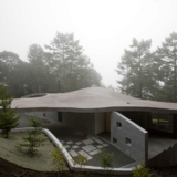 軽井沢カウンターポイント - 森に浮かぶコンクリート屋根の別荘 -