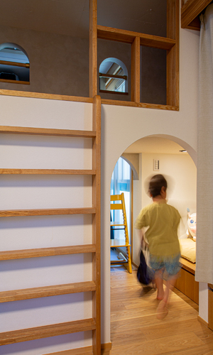 回遊動線のアーチ壁