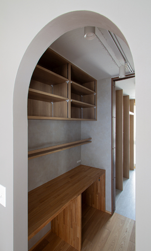 アーチ壁の奥の、ワークスペース