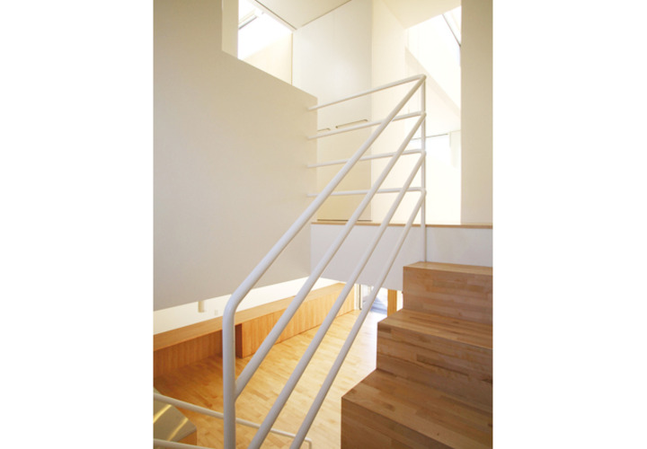１、２階を繋ぐシンプルな階段