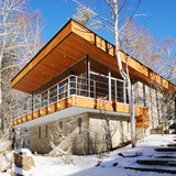 木立ちに建つ開放的なRC&板張りの家
