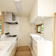 調理スペースを兼ねたカウンター収納とシンプルなI型キッチン
