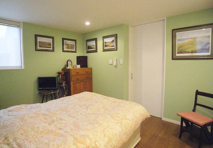 うすいグリーンと白でまとめられた寝室