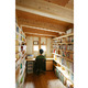 壁面一杯に本棚が作られた杉材現しの書斎