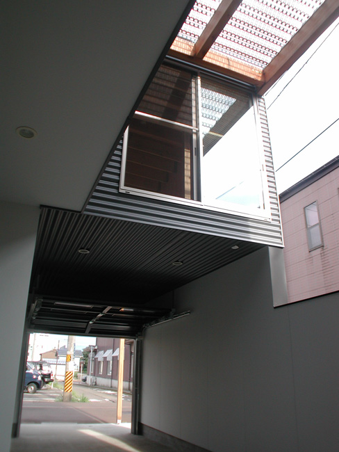 光庭から望む宙に浮かぶような部屋