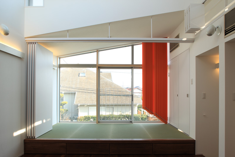 床下は収納になる小上がりの畳スペース