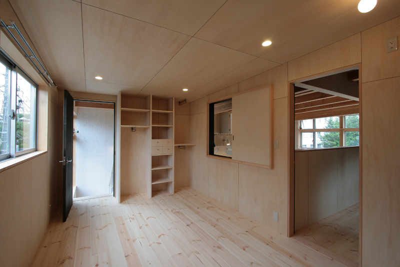 2階建ての高さに3階分の部屋を設けても低さを感じないつくり