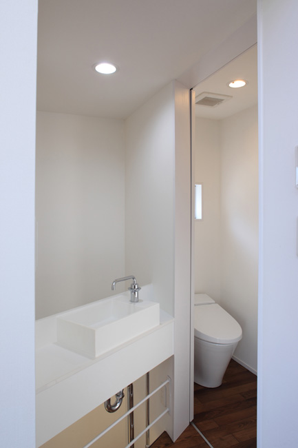 白を基調にしたミニマルなトイレスペース