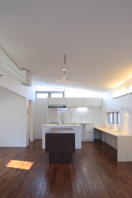 自然光と間接照明が柔らかでゆったりとした雰囲気に