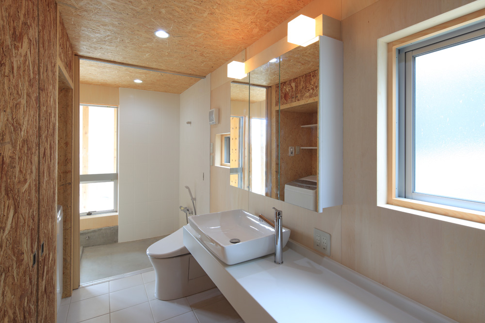 柔らかな光が差し込むトイレと洗面スペース