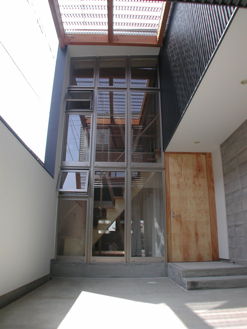 プライベートも気にならない開放的なガラスの玄関