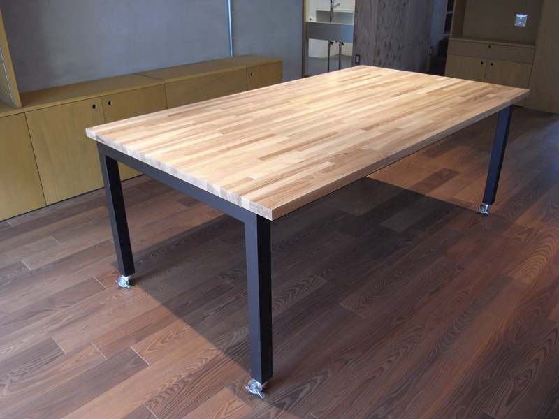 来客時にはダイニングにも趣味の道具を広げて作業台にもなる大きなテーブル