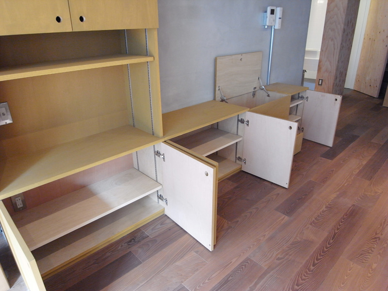 趣味の道具や家電などを盛り込む収納セットでスッキリ