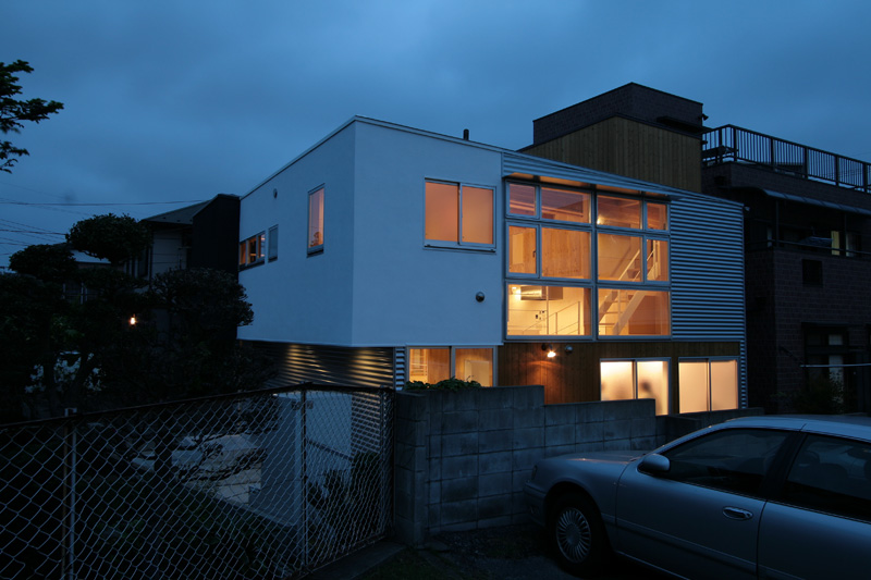 プライバシーに配慮し大きな窓でも中が見えすぎない様な工夫も