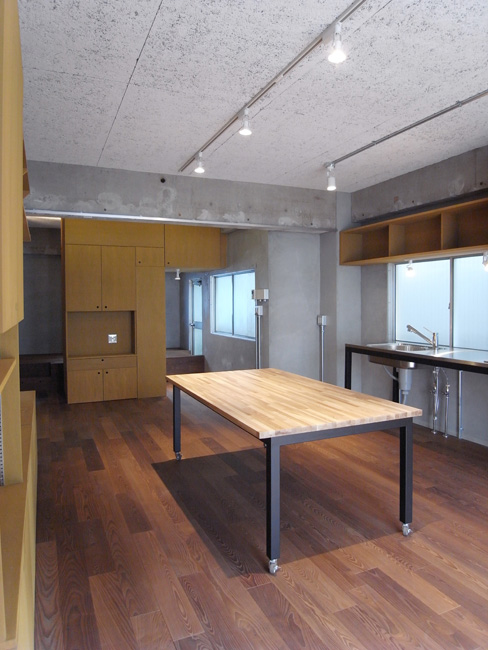 テーブルを囲んで家事に趣味の作業に集中できるレイアウト