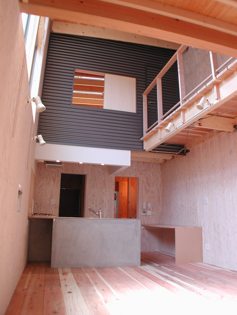 外装材を屋内に持ち込み外観と一体感を出した室内