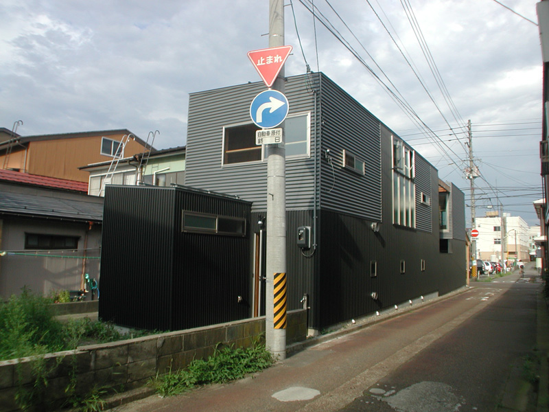 除雪の関係上敷地いっぱいに計画された建物